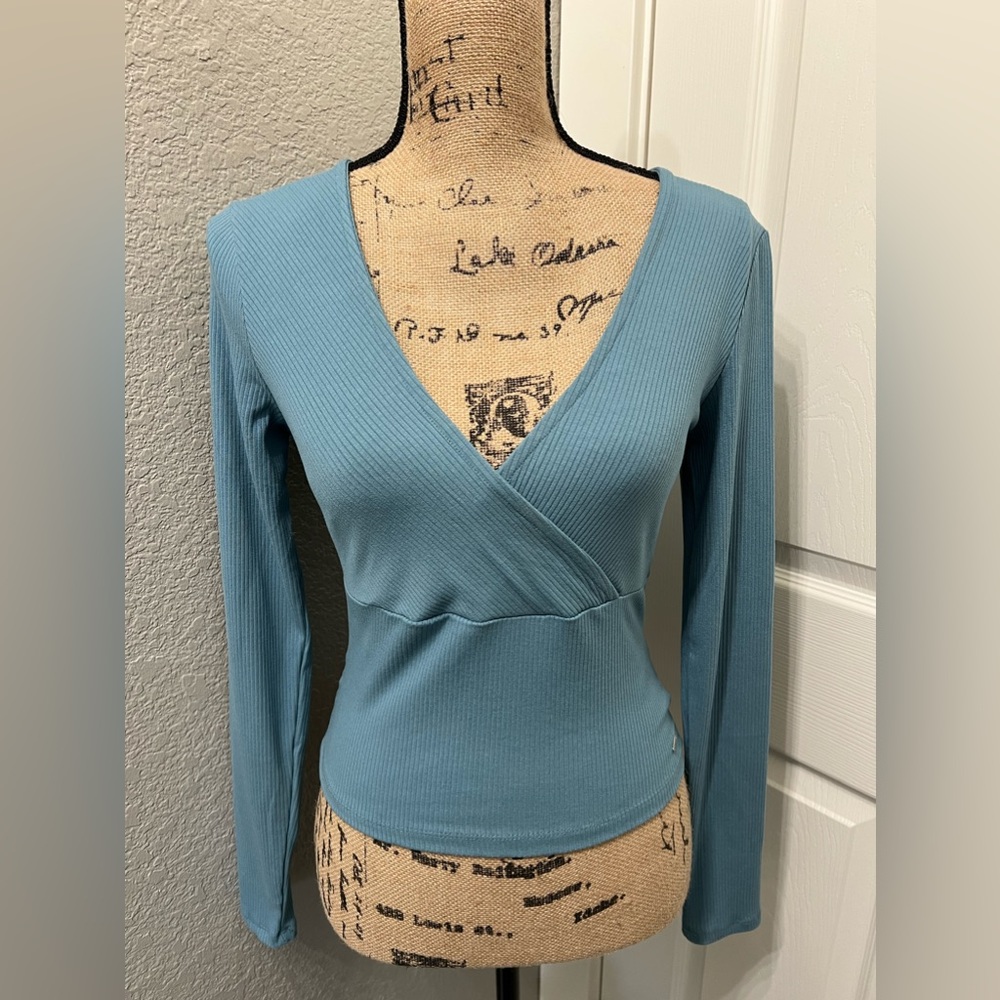 Guess Cambrie Powder Blue Knit Top w/Lenzing EcoVero New Without Tags